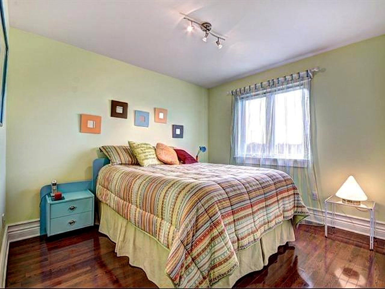 Garden-themed bedroom — 62 rue du Riesling