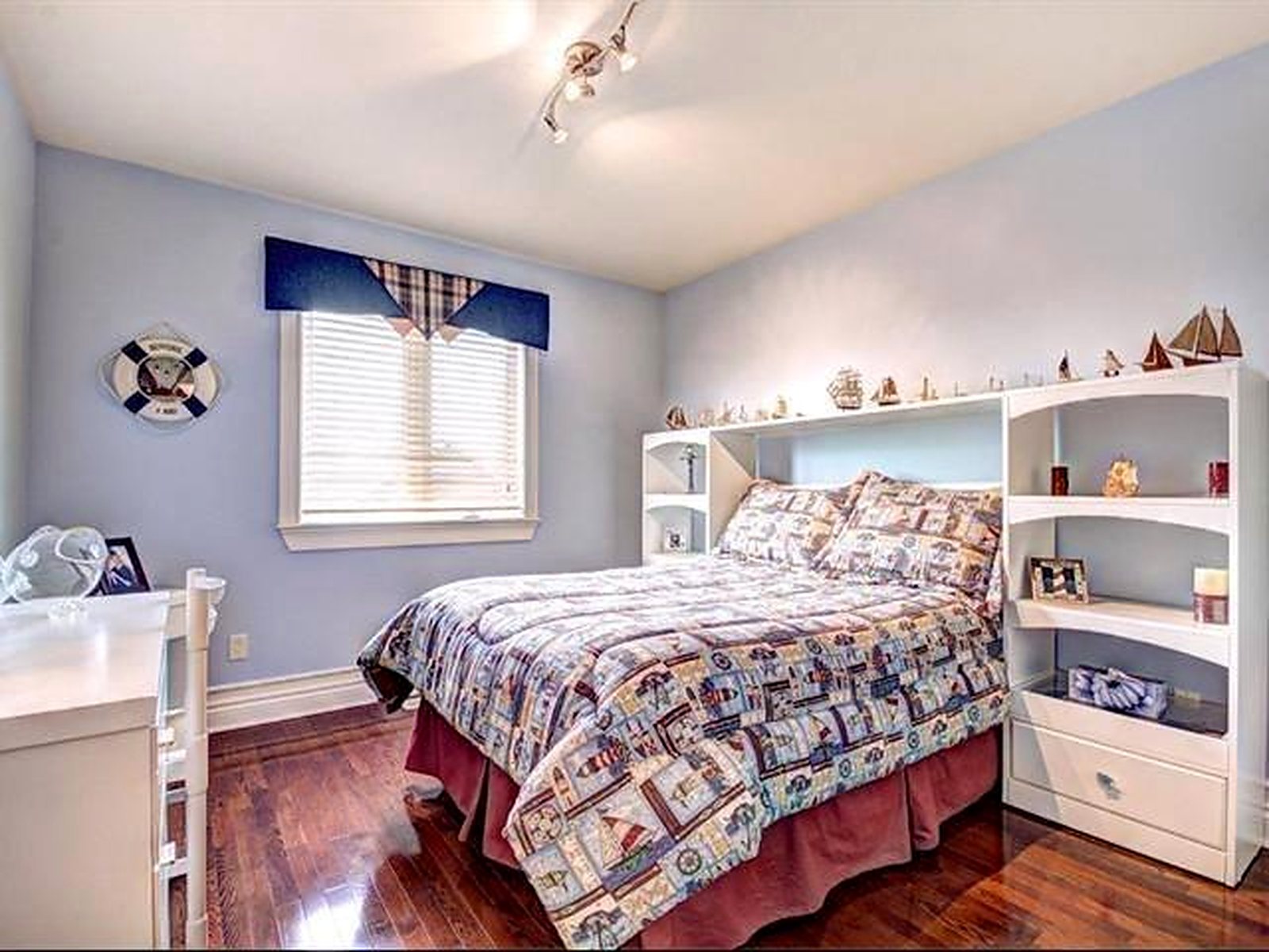 Nautical-themed bedroom — 62 rue du Riesling