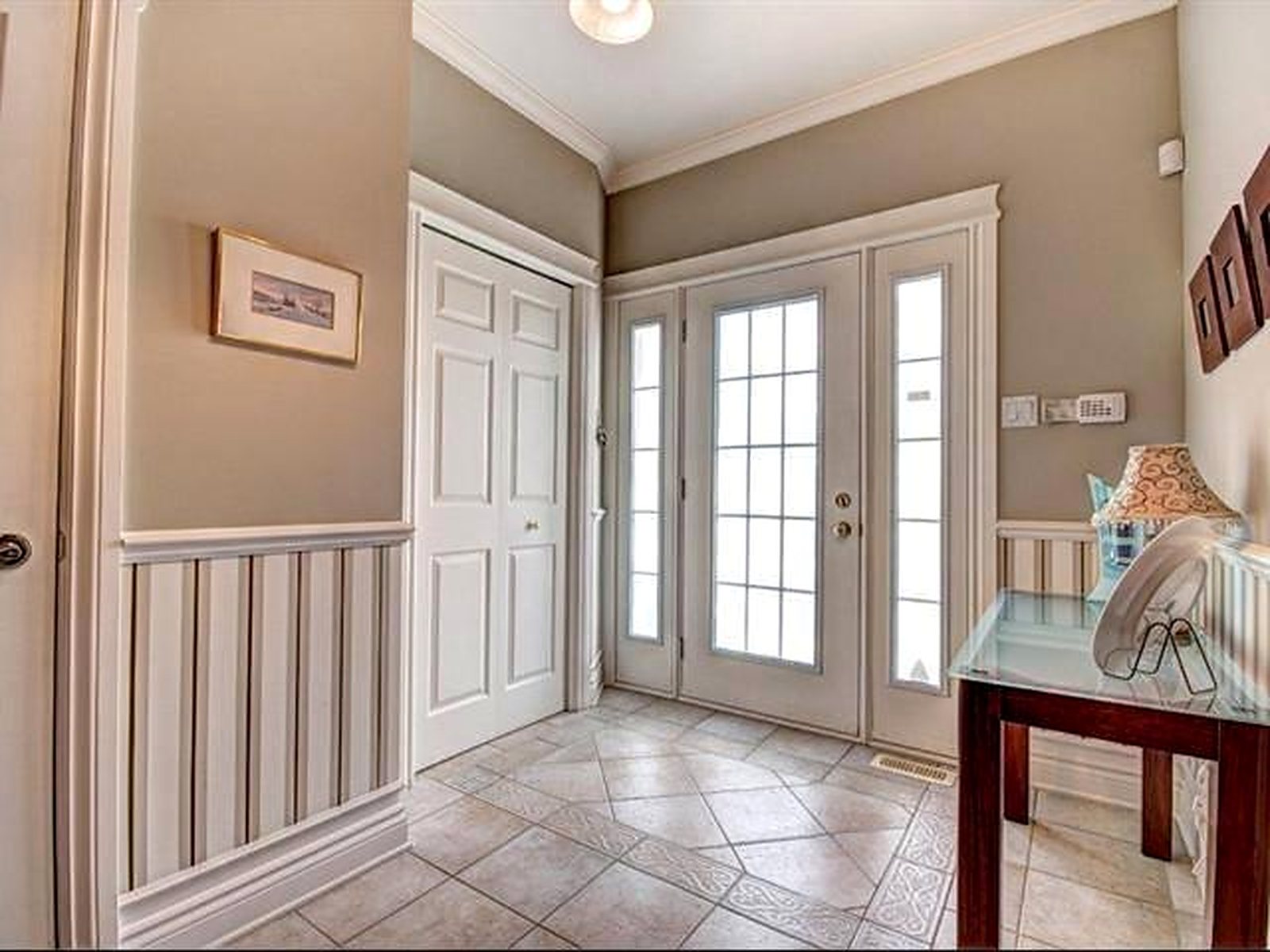 Bright front foyer — 62 rue du Riesling