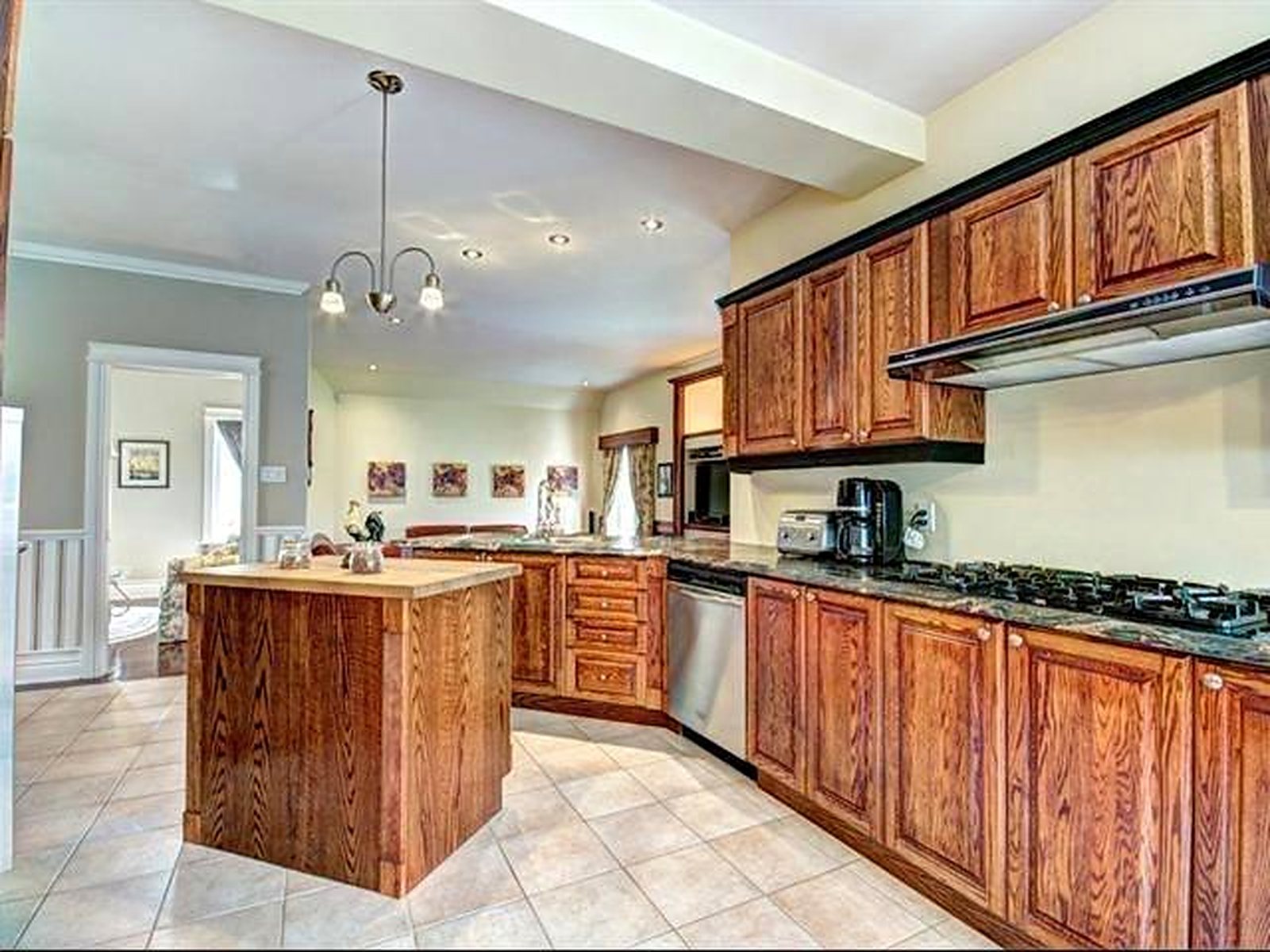 Kitchen cooktop and island — 62 rue du Riesling