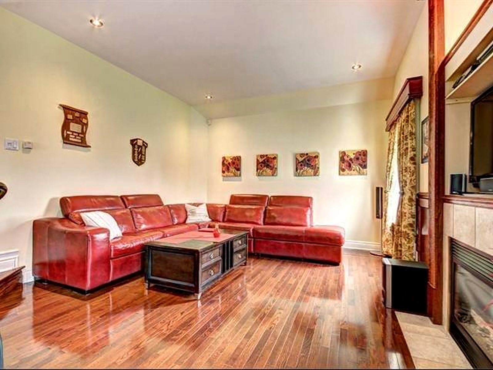 Living room with fireplace — 62 rue du Riesling