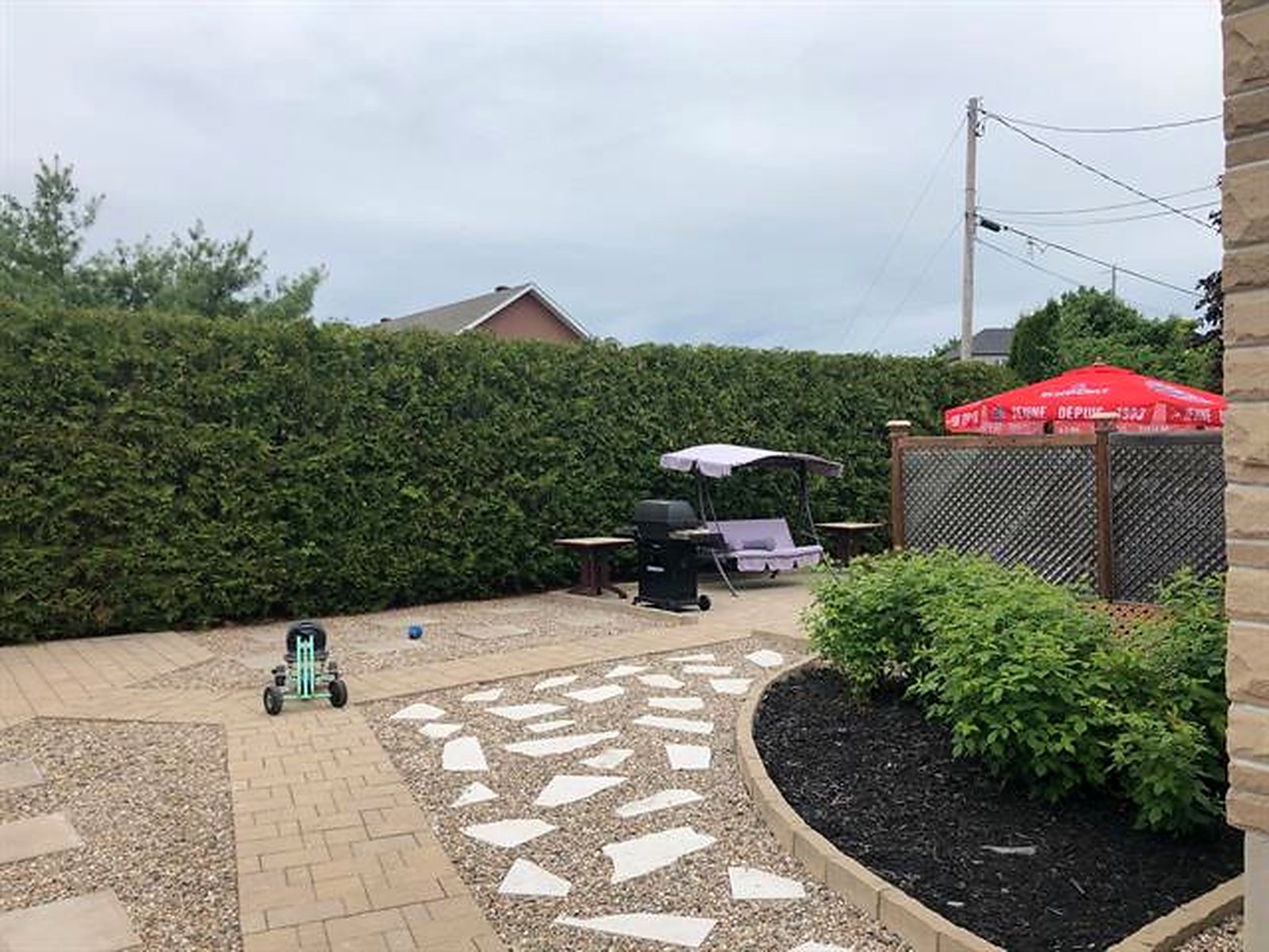 Landscaped backyard patio — 62 rue du Riesling